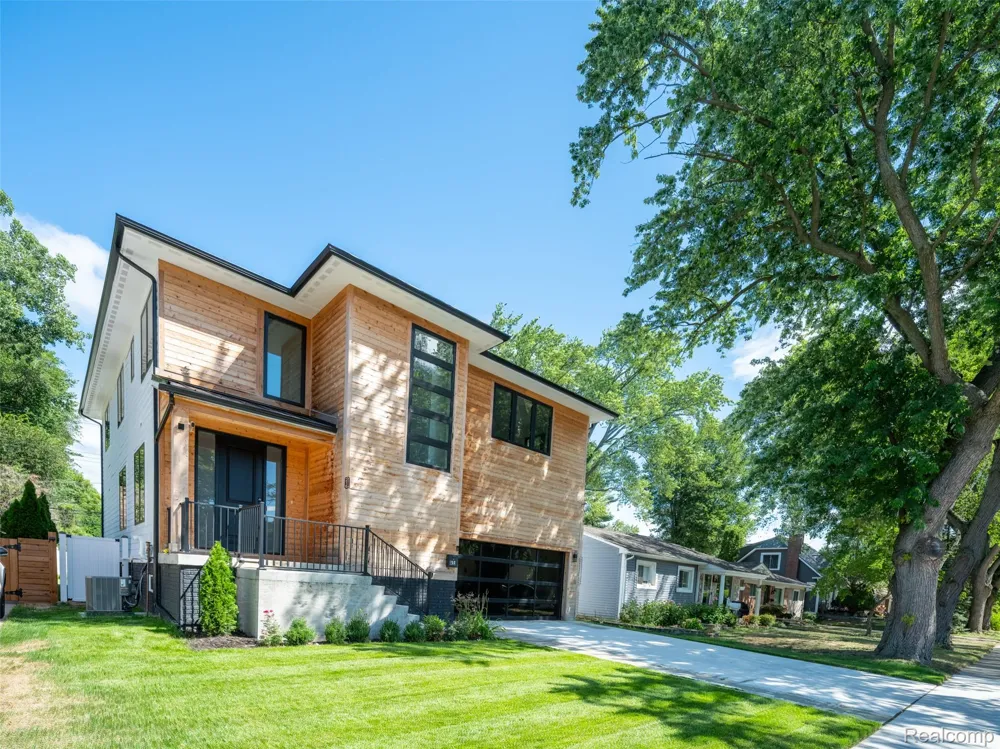 216 W Bloomfield Avenue Royal Oak City, MI 48073