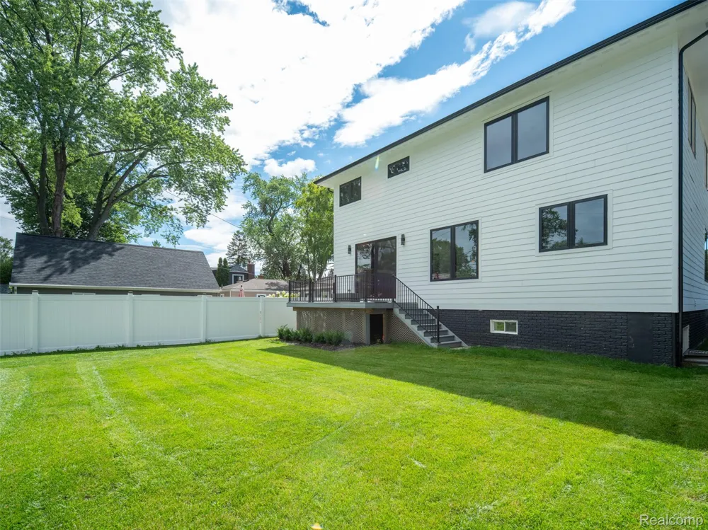 216 W Bloomfield Avenue Royal Oak City, MI 48073