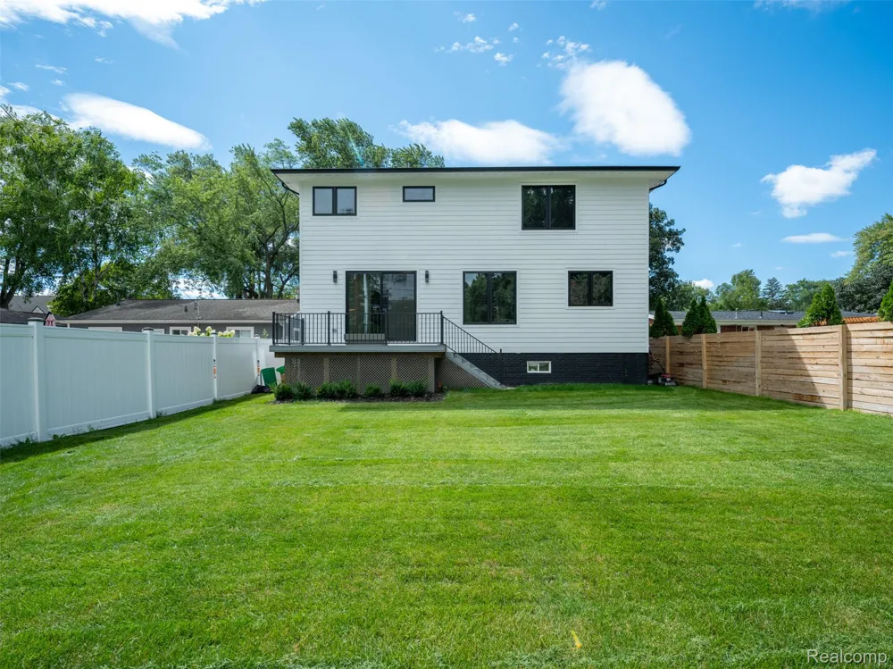 216 W Bloomfield Avenue Royal Oak City, MI 48073