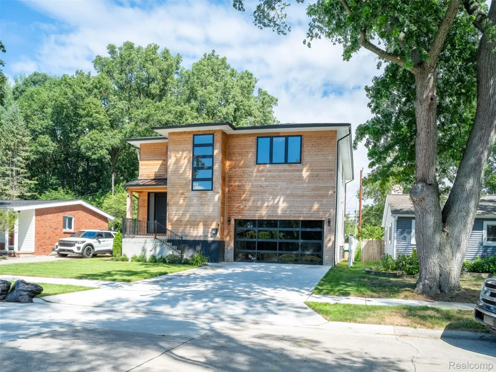 216 W Bloomfield Avenue Royal Oak City, MI 48073