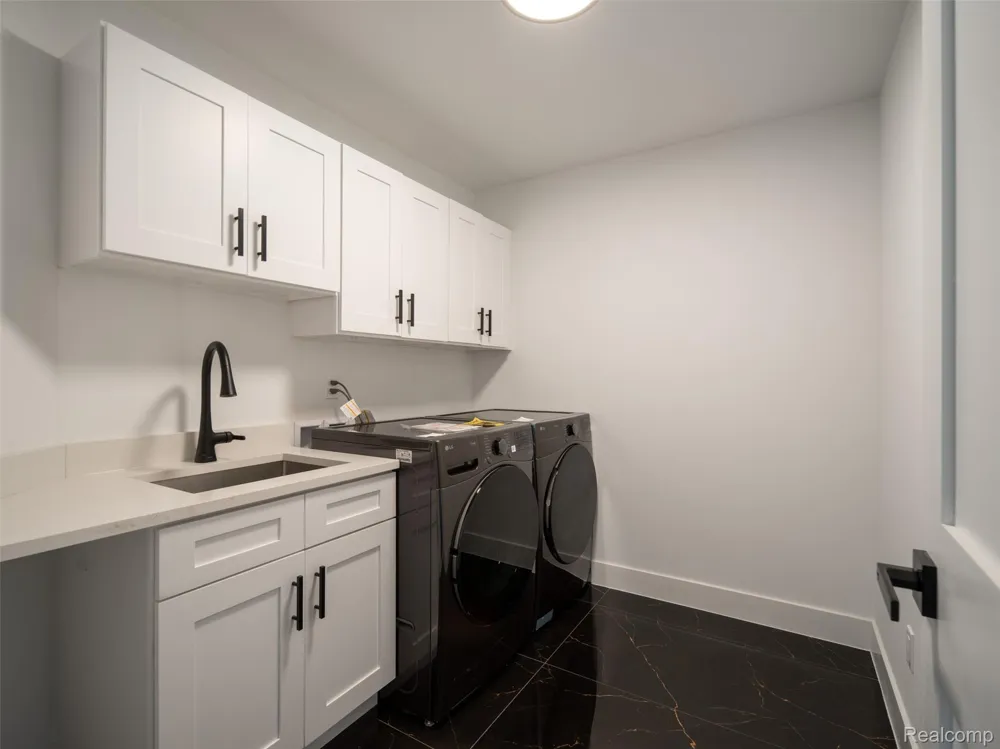 216 W Bloomfield Avenue Royal Oak City, MI 48073