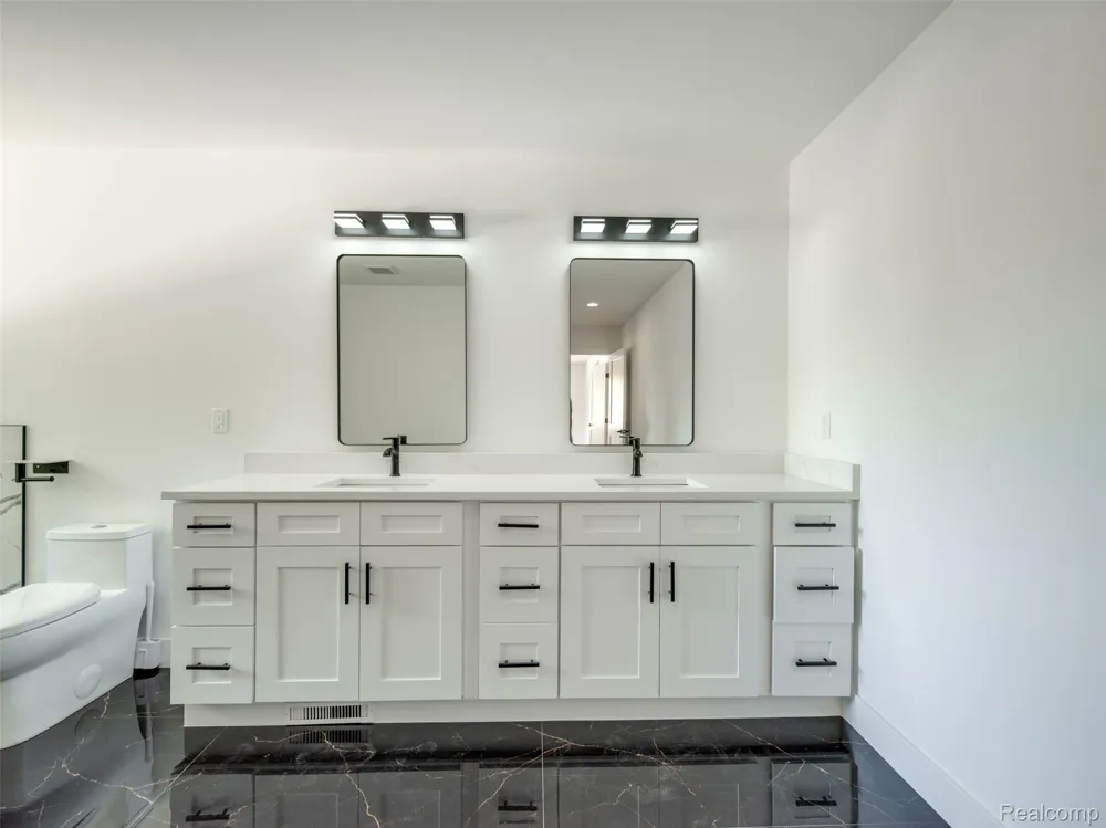 216 W Bloomfield Avenue Royal Oak City, MI 48073