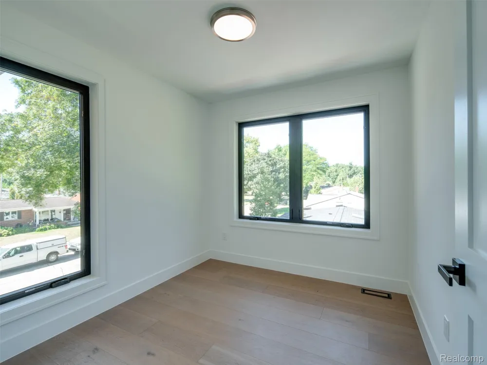 216 W Bloomfield Avenue Royal Oak City, MI 48073
