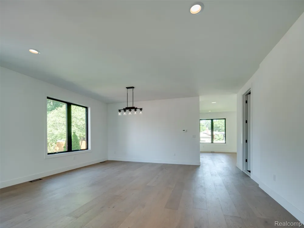 216 W Bloomfield Avenue Royal Oak City, MI 48073