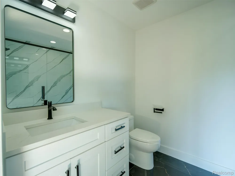 216 W Bloomfield Avenue Royal Oak City, MI 48073