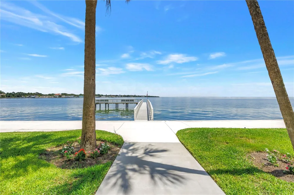 7200 SUNSHINE SKYWAY LANE S #8B St Petersburg, FL 33711