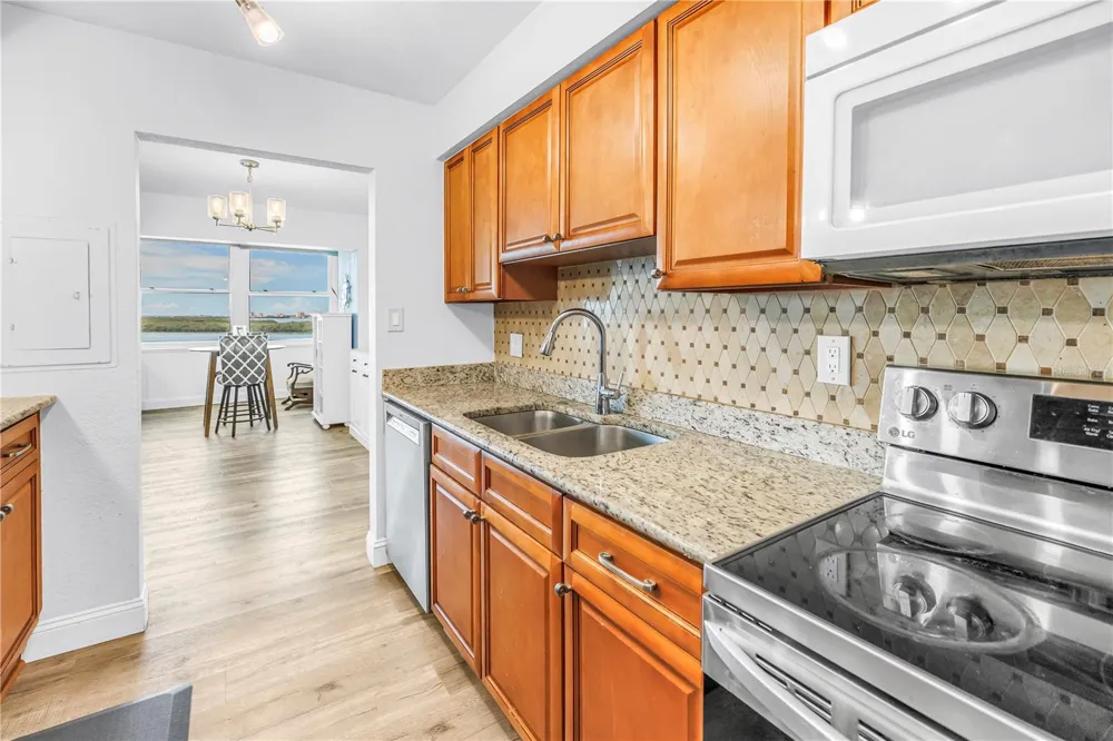 7200 SUNSHINE SKYWAY LANE S #8B St Petersburg, FL 33711