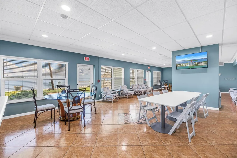 7200 SUNSHINE SKYWAY LANE S #8B St Petersburg, FL 33711