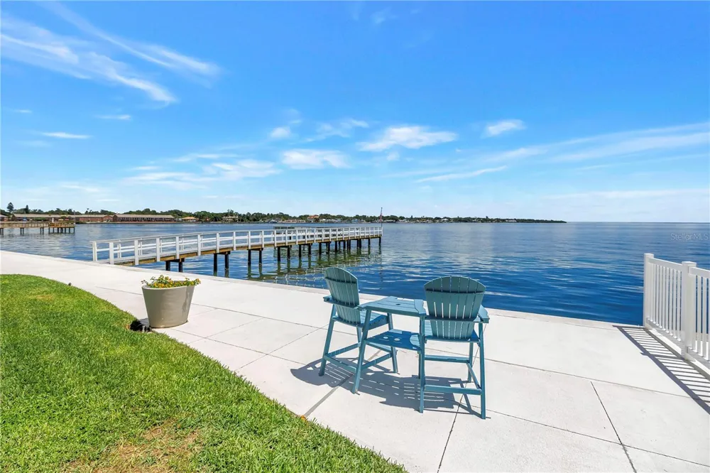 7200 SUNSHINE SKYWAY LANE S #8B St Petersburg, FL 33711