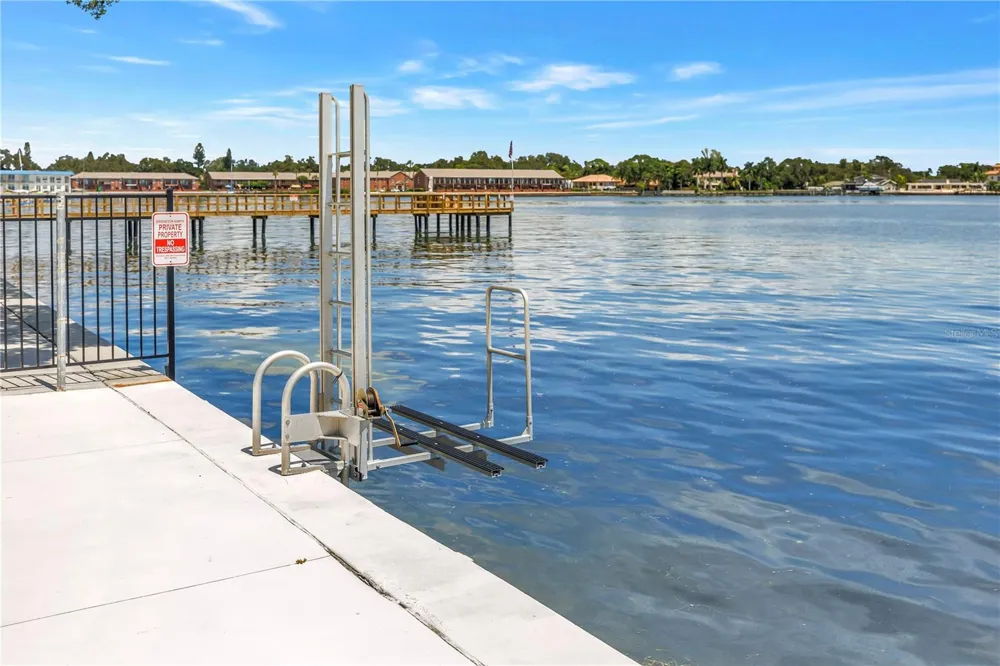 7200 SUNSHINE SKYWAY LANE S #8B St Petersburg, FL 33711