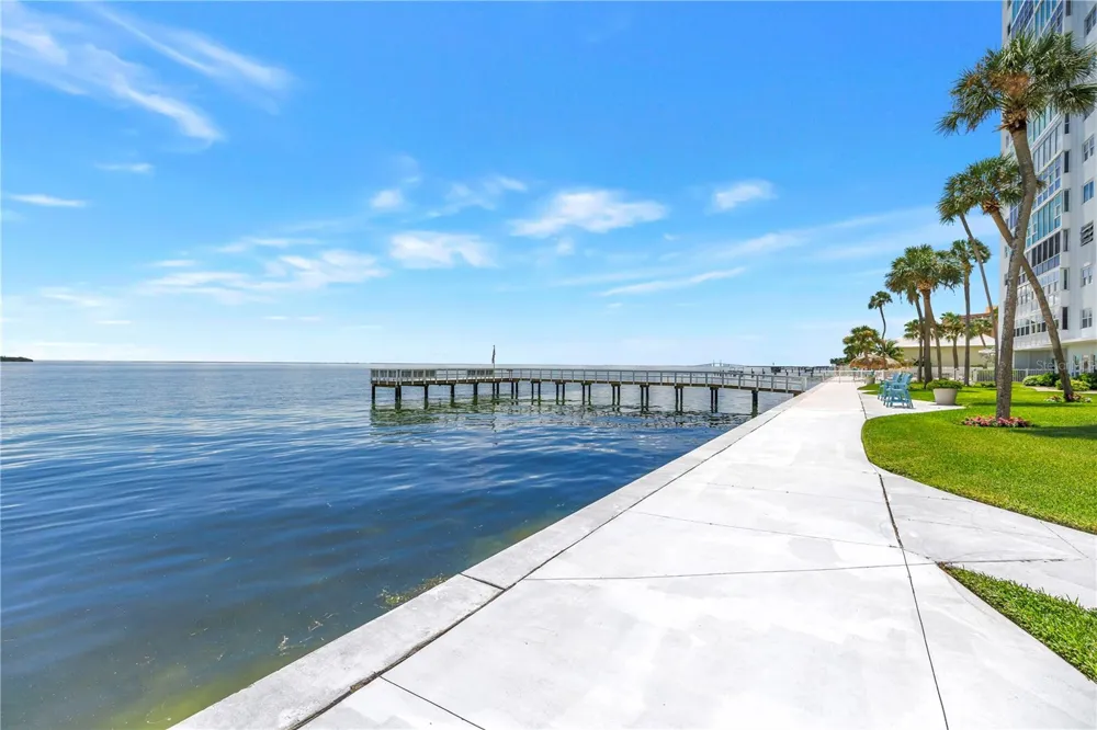 7200 SUNSHINE SKYWAY LANE S #8B St Petersburg, FL 33711