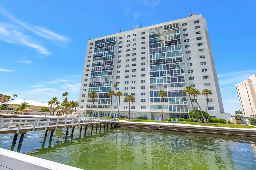 7200 SUNSHINE SKYWAY LANE S #8B St Petersburg, FL 33711