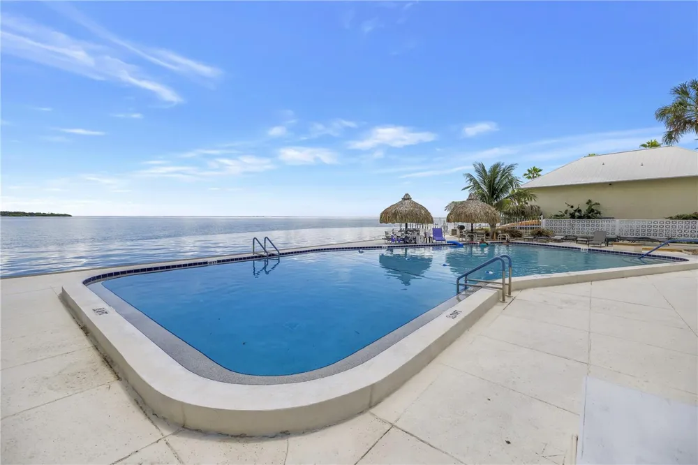7200 SUNSHINE SKYWAY LANE S #8B St Petersburg, FL 33711