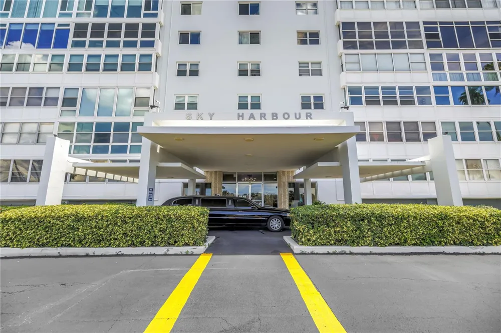 7200 SUNSHINE SKYWAY LANE S #8B St Petersburg, FL 33711
