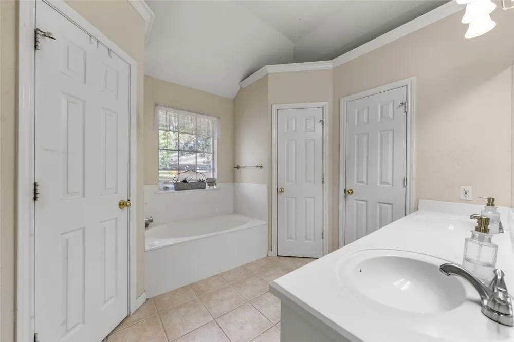 616 Pebble Creek Drive Hewitt, TX 76643