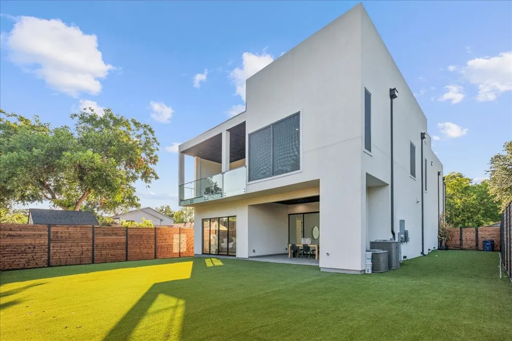 3828 Eaton Drive Dallas, TX 75220