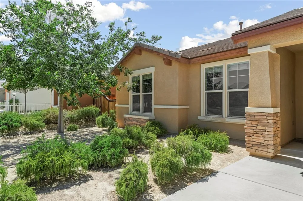 15586 Pilot Rock Victorville, CA 92394