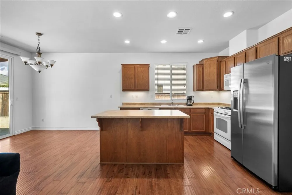 15586 Pilot Rock Victorville, CA 92394