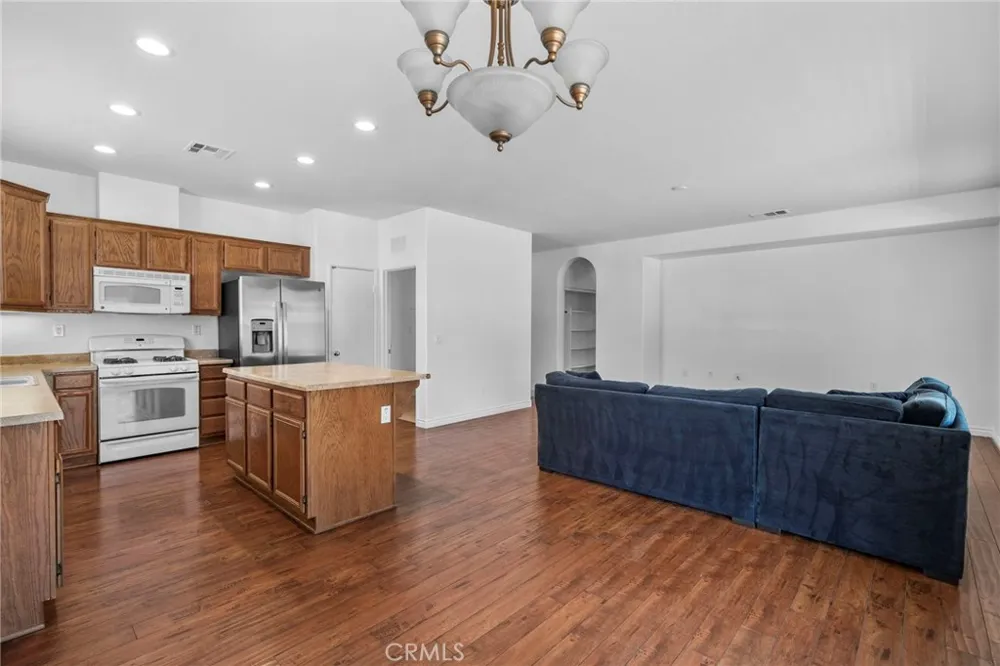 15586 Pilot Rock Victorville, CA 92394