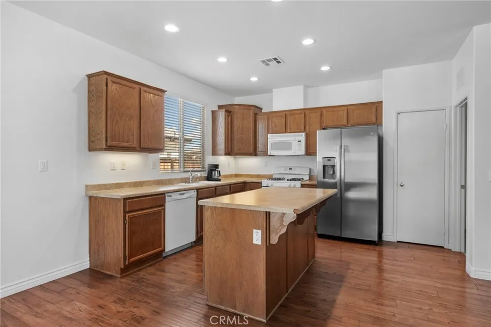 15586 Pilot Rock Victorville, CA 92394