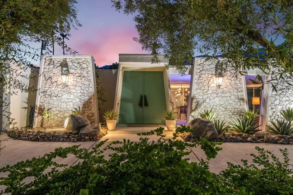 1999 S Joshua Tree Place Palm Springs, CA 92264