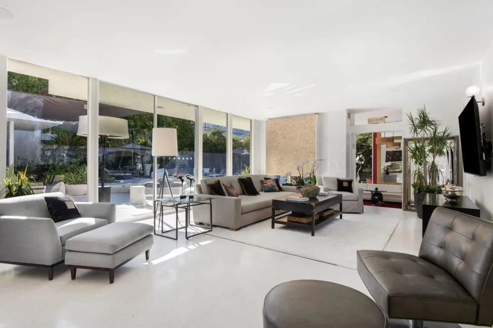 1999 S Joshua Tree Place Palm Springs, CA 92264
