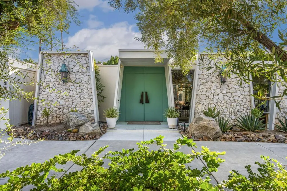 1999 S Joshua Tree Place Palm Springs, CA 92264