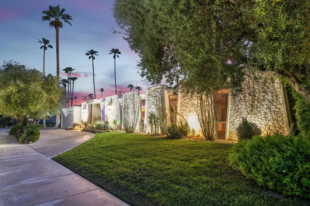 1999 S Joshua Tree Place Palm Springs, CA 92264