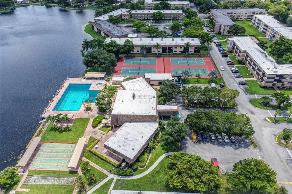 412 BRIARWOOD CIRCLE #412 Hollywood, FL 33024