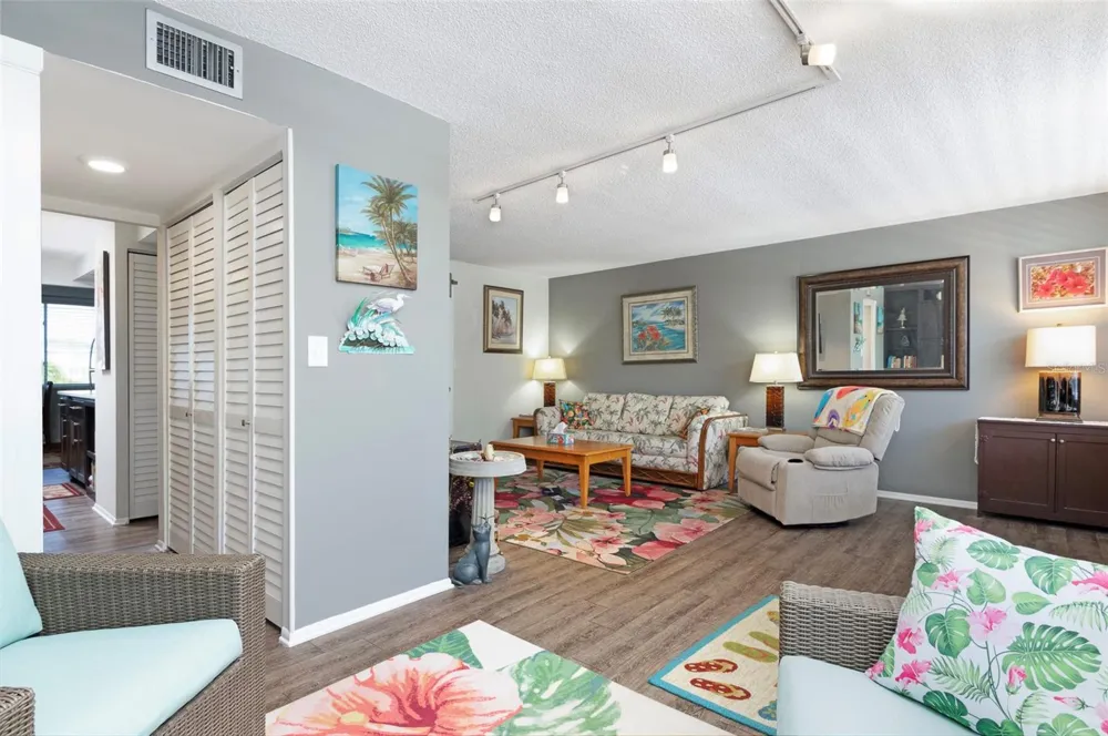 4720 LOCUST STREET NE #219 St Petersburg, FL 33703