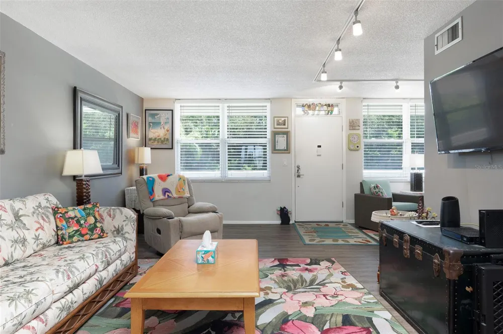 4720 LOCUST STREET NE #219 St Petersburg, FL 33703