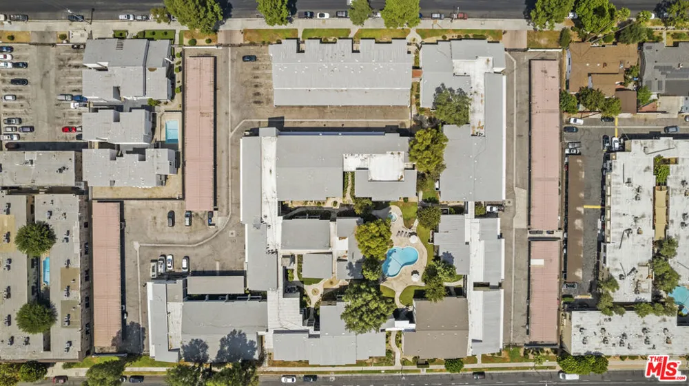 21800 Schoenborn #225 Canoga Park, CA 91304