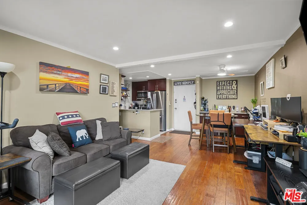 21800 Schoenborn #225 Canoga Park, CA 91304