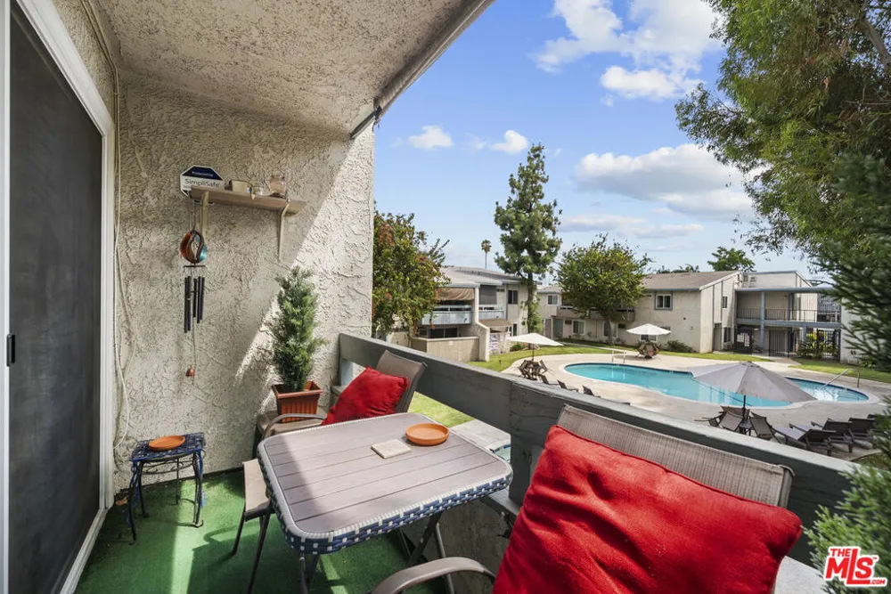 21800 Schoenborn #225 Canoga Park, CA 91304