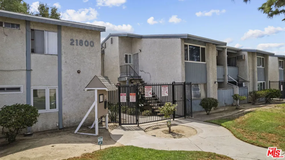 21800 Schoenborn #225 Canoga Park, CA 91304