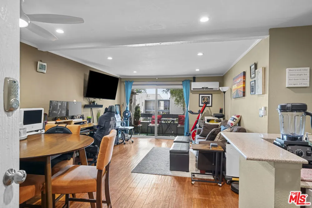 21800 Schoenborn #225 Canoga Park, CA 91304