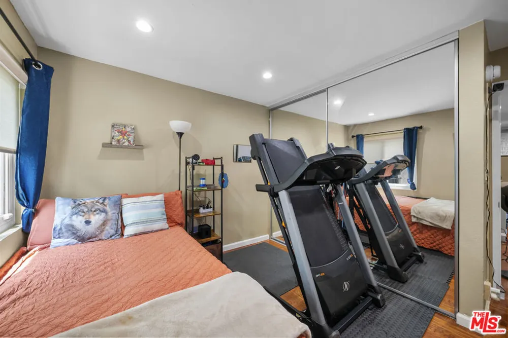 21800 Schoenborn #225 Canoga Park, CA 91304