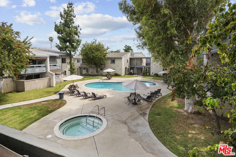 21800 Schoenborn #225 Canoga Park, CA 91304