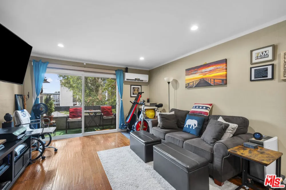 21800 Schoenborn #225 Canoga Park, CA 91304