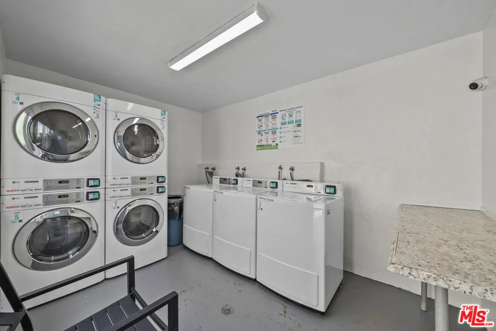 21800 Schoenborn #225 Canoga Park, CA 91304