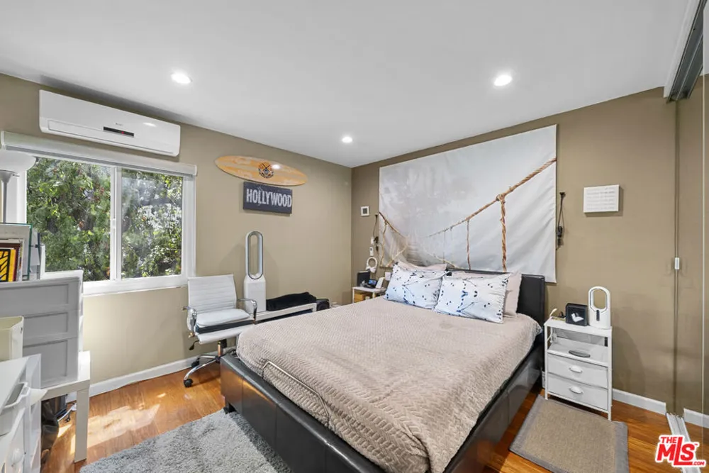 21800 Schoenborn #225 Canoga Park, CA 91304