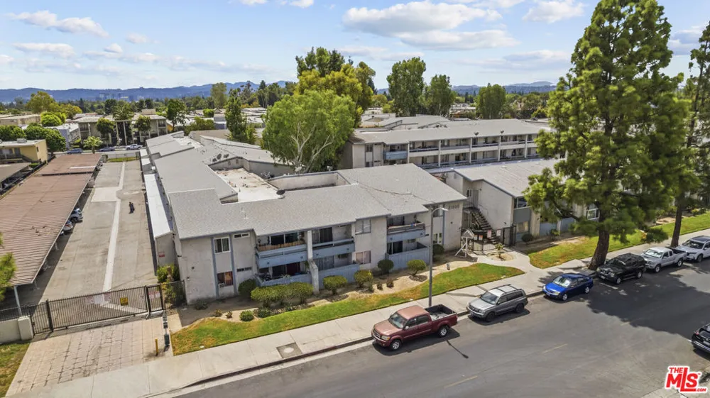 21800 Schoenborn #225 Canoga Park, CA 91304