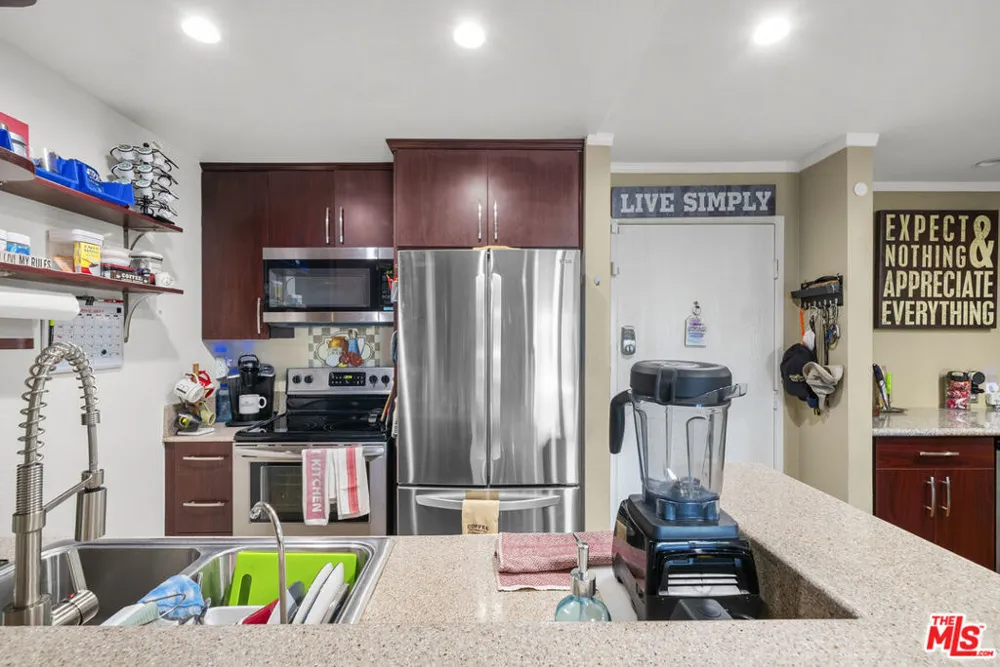 21800 Schoenborn #225 Canoga Park, CA 91304