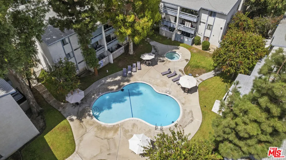 21800 Schoenborn #225 Canoga Park, CA 91304