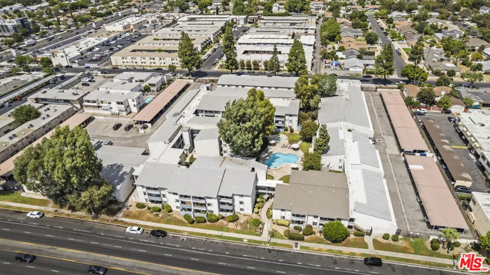 21800 Schoenborn #225 Canoga Park, CA 91304