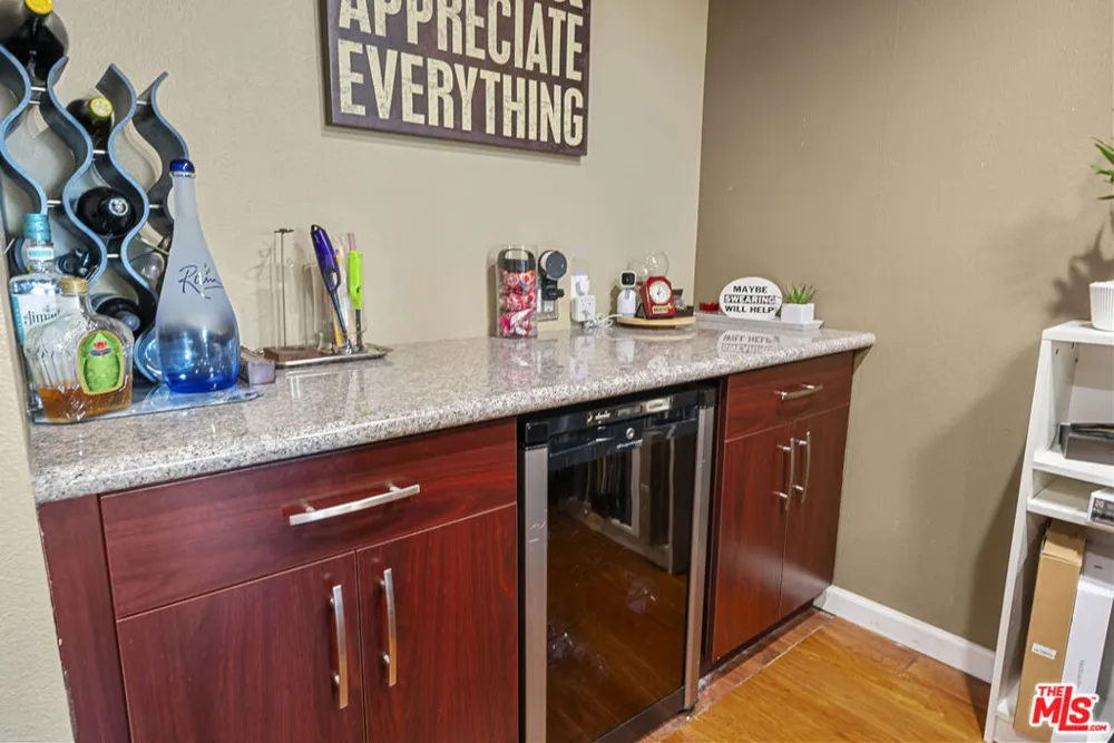21800 Schoenborn #225 Canoga Park, CA 91304