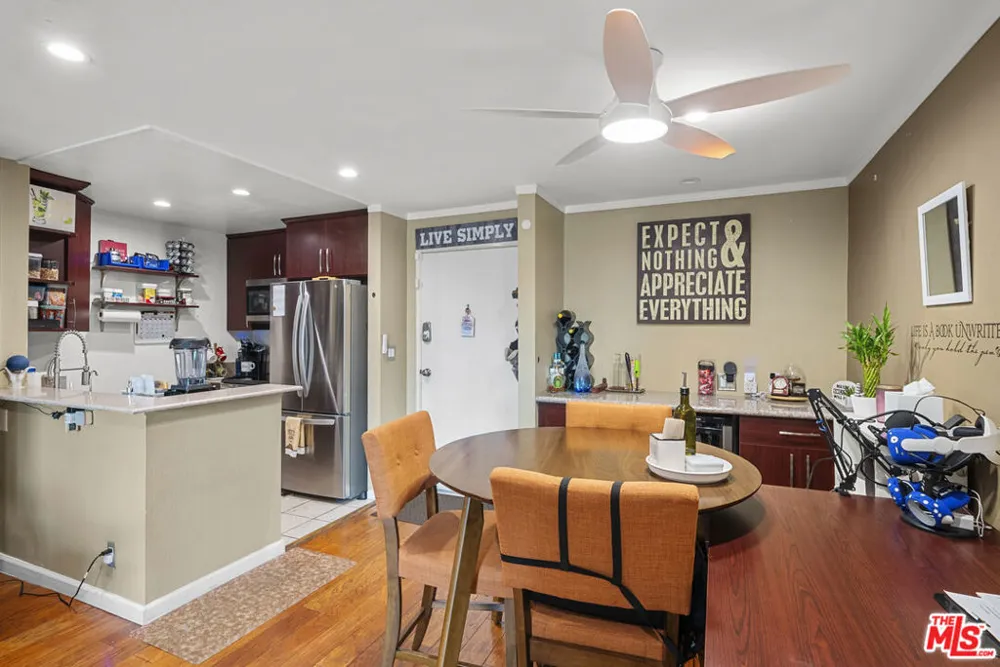 21800 Schoenborn #225 Canoga Park, CA 91304