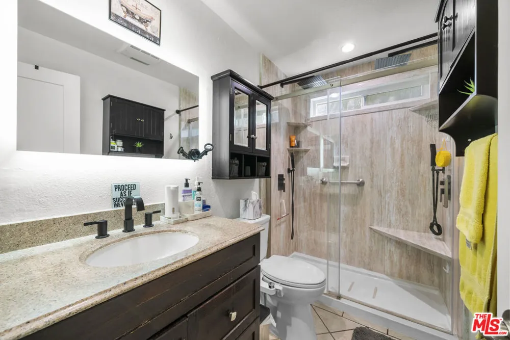 21800 Schoenborn #225 Canoga Park, CA 91304