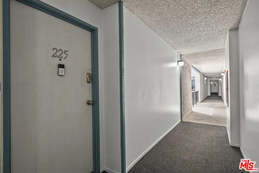 21800 Schoenborn #225 Canoga Park, CA 91304