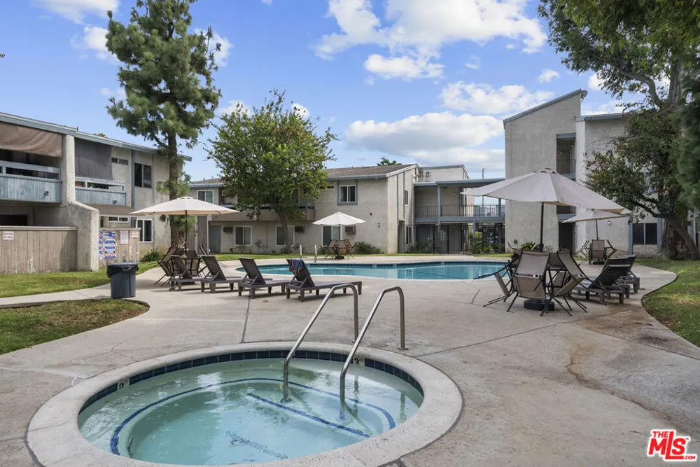 21800 Schoenborn #225 Canoga Park, CA 91304